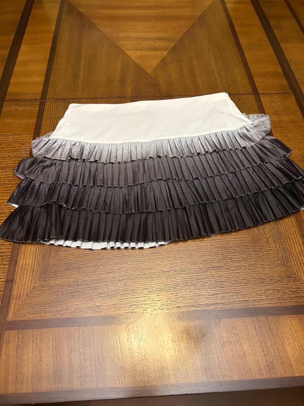 Lucky in Love Women’s Pleated Tiered Athletic Mini Skirt in White and Black - Picture 2 of 4